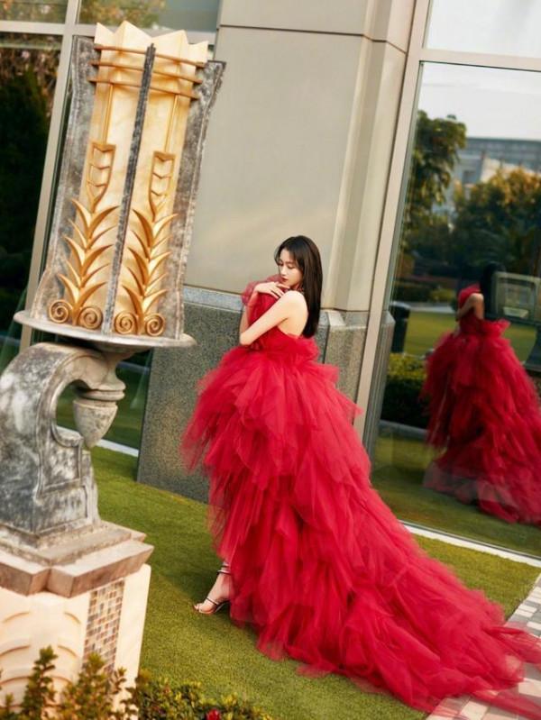 關曉彤將這條“長裙”穿火了，優雅氣質顯高階，很多明星都上頭了