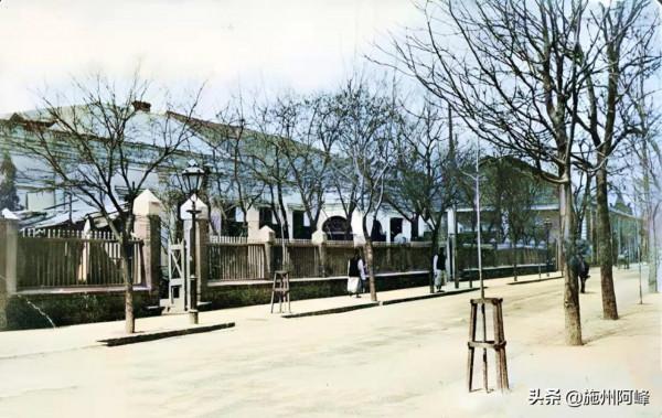 老照片:1901年在天津拍攝的照片,直隸總督衙門口站崗計程車兵 老照片:1901年在天津拍攝的照片,直隸總督衙門口站崗計程車兵