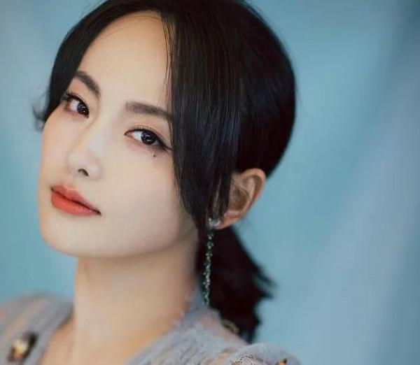 不整容、不遮醜，這些有瑕疵的女明星，個個把瑕疵變特點