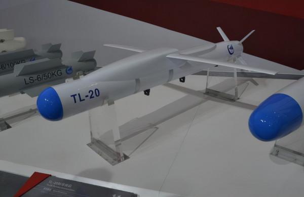 F35戰機打智慧彈，尺寸小威力大，追著坦克轟！我軍同款已曝光