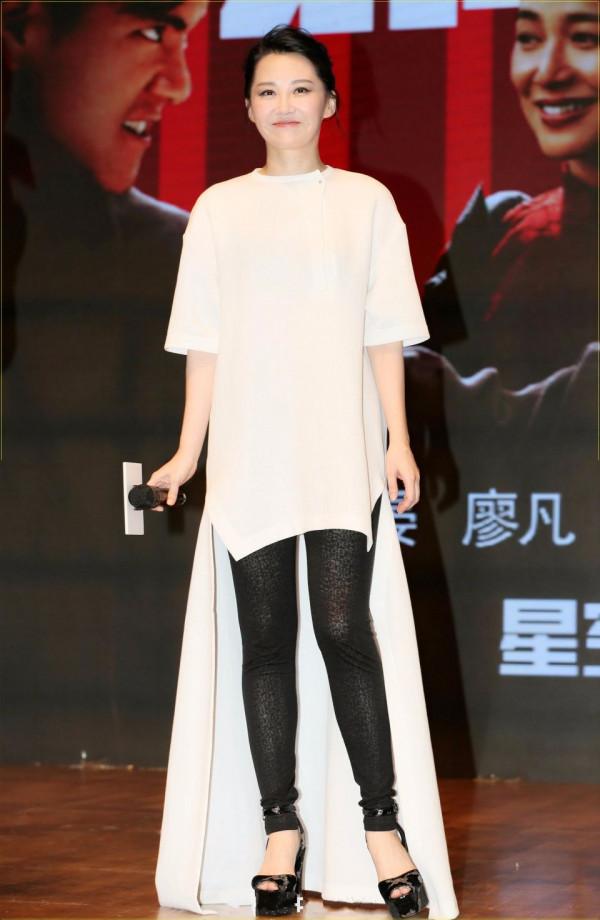 央視主持人周濤，51歲穿薄紗裙扮嫩，比50歲的許晴還有氣質