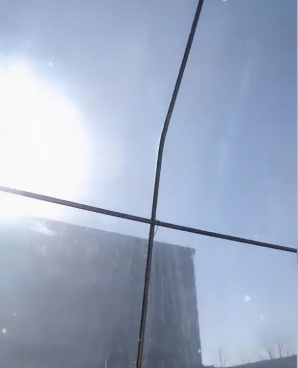 像親女兒！河南一公婆怕兒媳待房間坐月子無聊，院子裡搭陽光棚