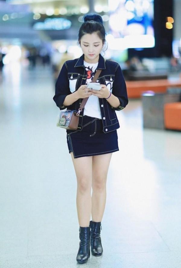 何潔肉肉的也挺好看，西裝配短裙秀雙腿，不咋瘦但很有氣質