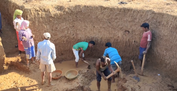 非洲鹽販的補給站,50米的深水井,誰說非洲人渴死不打井 非洲鹽販的補給站,50米的深水井,誰說非洲人渴死不打井