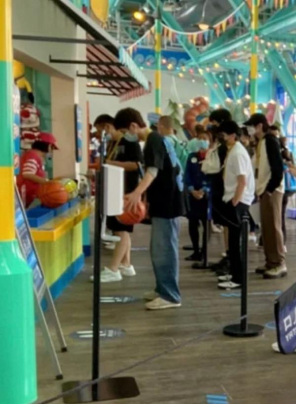 盤點環球影城偶遇明星生圖,白敬亭似商務精英,林依輪兼職賣貨? 盤點環球影城偶遇明星生圖,白敬亭似商務精英,林依輪兼職賣貨?