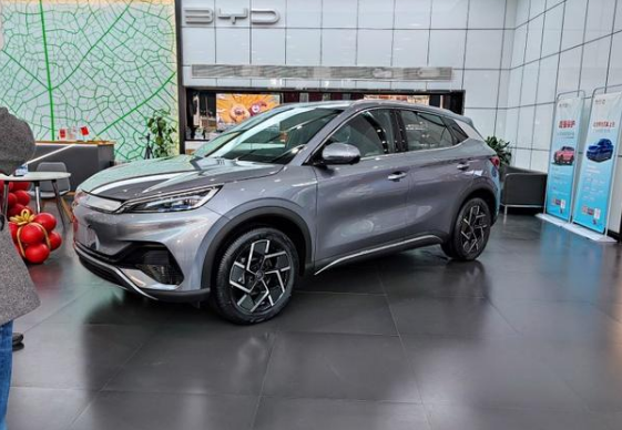 比亞迪元PLUS到店！13&period;28萬起軸距2米72，龍顏3&period;0設計，不香嗎？