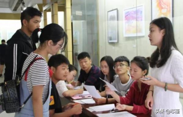 武漢各大院校現“天價學費”,學子們望“費”生畏,欲哭無淚 武漢各大院校現“天價學費”,學子們望“費”生畏,欲哭無淚