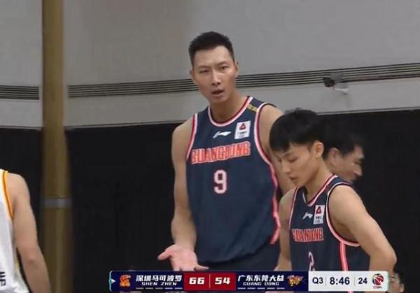 裁判也不敢吹！易建聯為何大罵徐傑？慢鏡回放：確實該罵