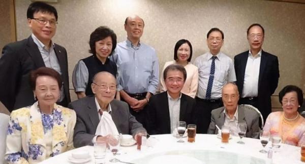 李兆楠：倆哥哥成千億富豪，他卻在老家打工，被贈200億分文不取