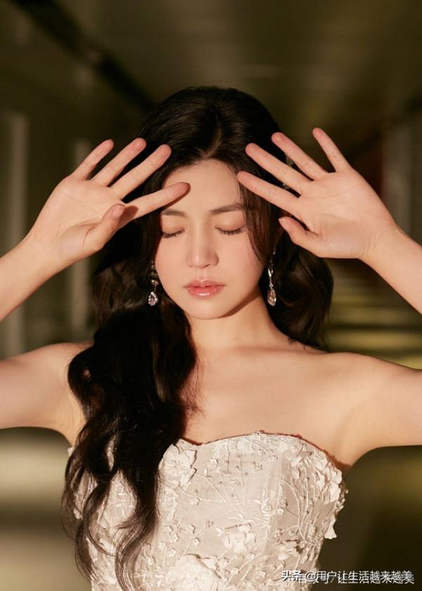 陳妍希一襲露肩長裙仙氣飄飄