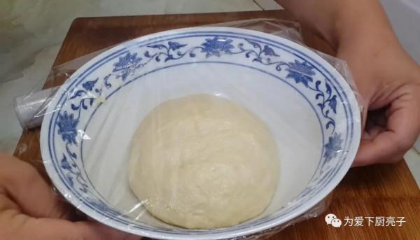 自制蔥油餅的做法，鍋裡一烙，柔軟勁道不油膩，比手抓餅好吃