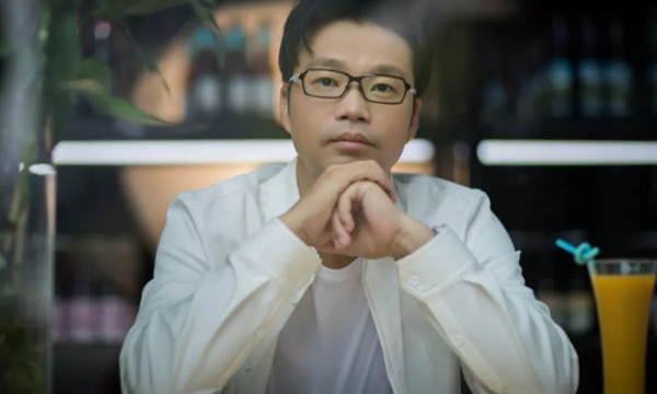 王迅：成名後拋棄髮妻，把90後嬌妻寵成寶，前妻“紅了”，他糊了