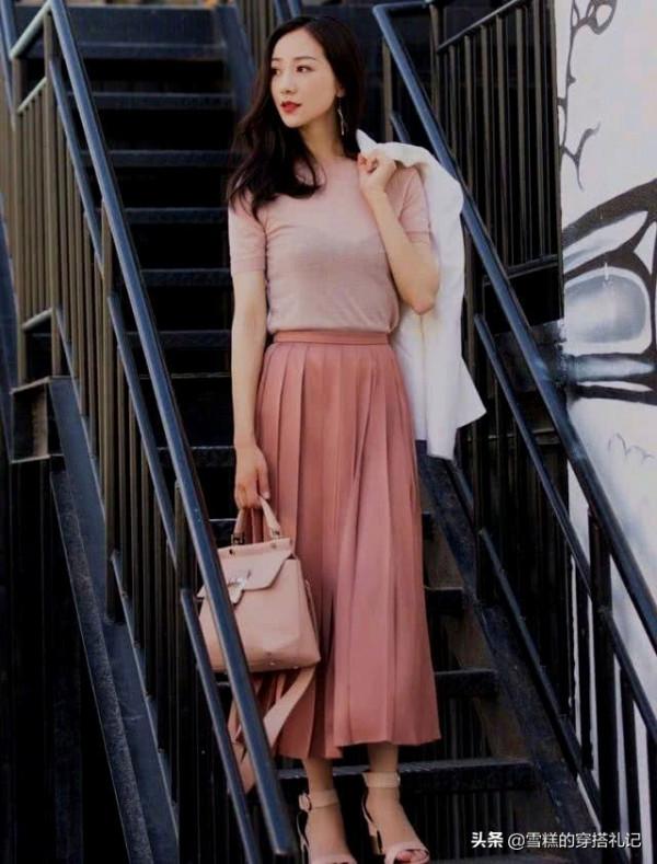 女人過了50歲,出門少穿這3種“裝嫩色”,顯胖俗氣還掉價 女人過了50歲,出門少穿這3種“裝嫩色”,顯胖俗氣還掉價