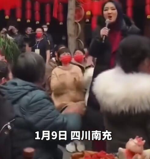 楊千嬅裝扮時髦現身四川春晚彩排 與觀眾親切互動接地氣