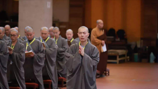 名牌大學生畢業後出家，父母卻苦苦尋找了三年，心靜了親情在哪