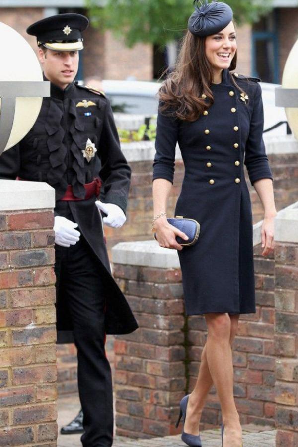 凱特年輕時梨渦淺淺，笑起來很美，如今梨渦變溝壑，王子也禿了頭