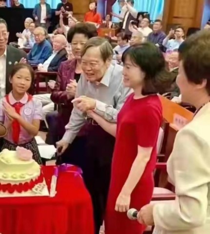 楊振寧百歲華誕真隆重!被人攙扶卻精神抖擻,嬌妻穿紅裙美成主角 楊振寧百歲華誕真隆重!被人攙扶卻精神抖擻,嬌妻穿紅裙美成主角