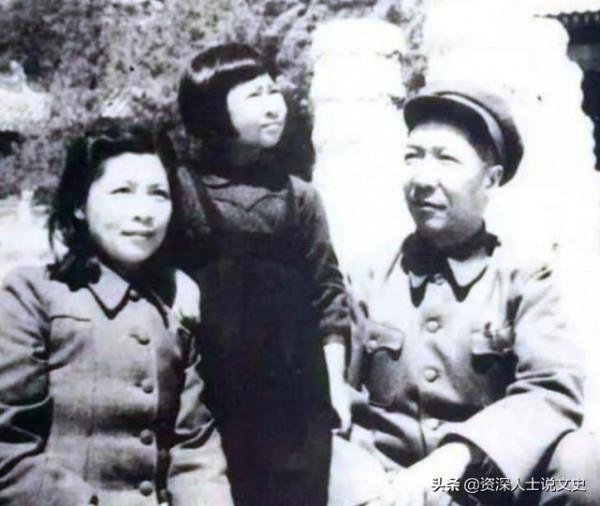 1940年毛主席踏入食堂，特務掄起木棒向其砸去，警衛擋了致命一擊