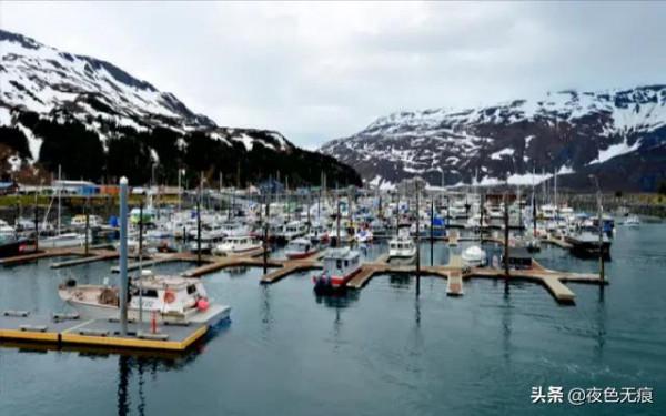 全鎮300居民同住一棟大樓,衣食住行皆在樓內,有人半生沒出過樓 全鎮300居民同住一棟大樓,衣食住行皆在樓內,有人半生沒出過樓