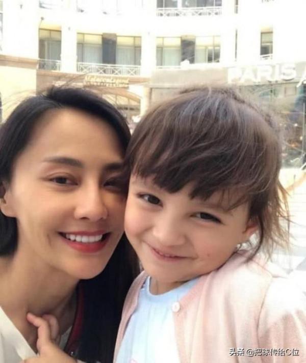 她是吳奇隆的前妻！二婚嫁到國外，被寵了8年，混血兒女太漂亮了