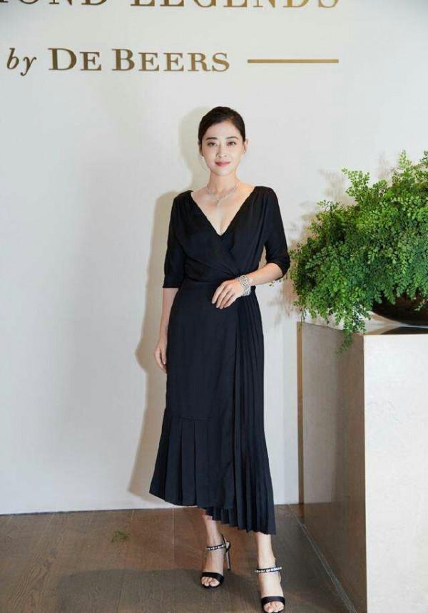 梅婷天生好氣質，一身牛仔衣現身機場，44歲還這麼漂亮