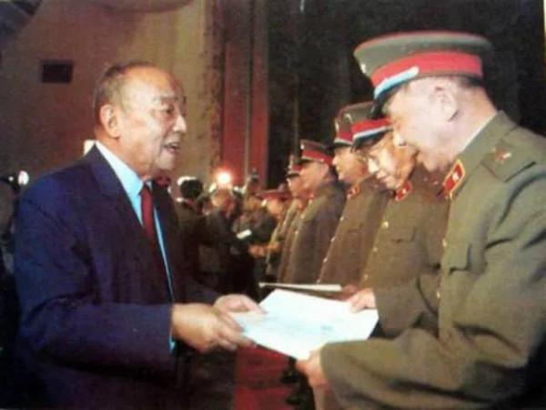 1988年全軍實行新軍銜制，被授予上將軍銜的都有誰