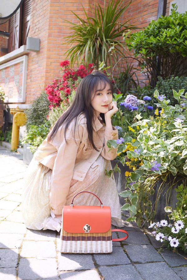 袁冰妍好會穿，運動褲塞進馬丁靴中，配露臍吊帶變酷帥女孩