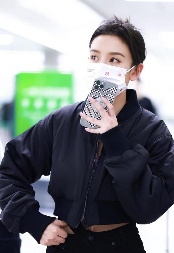 宋祖兒私服搭配也美到爆！穿短夾克配抹胸走機場，隨意夾發太洋氣