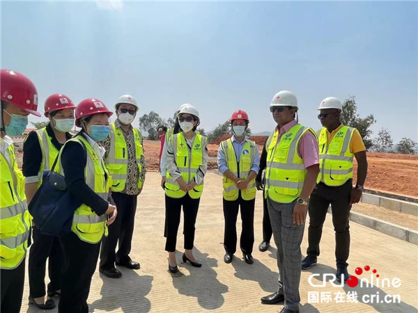 「新春走基層」從顛簸泥濘到寬闊平坦 海外建設者們為馬達加斯加打造暢通無阻的“雞蛋路”