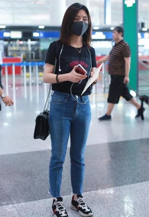 譚松韻牛仔褲穿出少女感