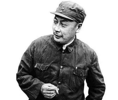 她被譽為軍中一枝花，陳毅親自同意她婚姻，丈夫上將，女婿正國級