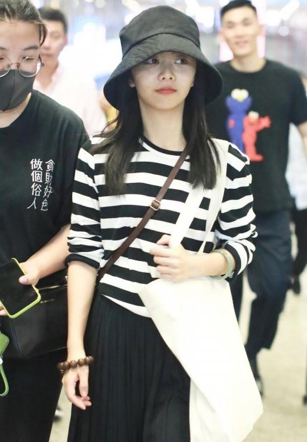 譚松韻真的不是00後？穿條紋T恤配半身裙走機場，嫩得像個高中生