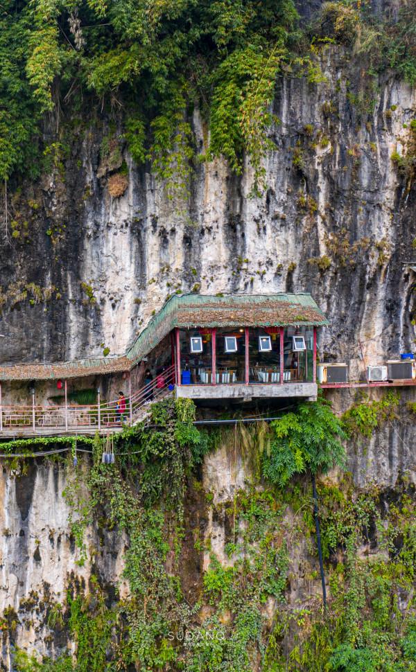 全球九大巖洞餐廳，中國僅有一家！相傳餐廳下面還鎖著一條妖龍