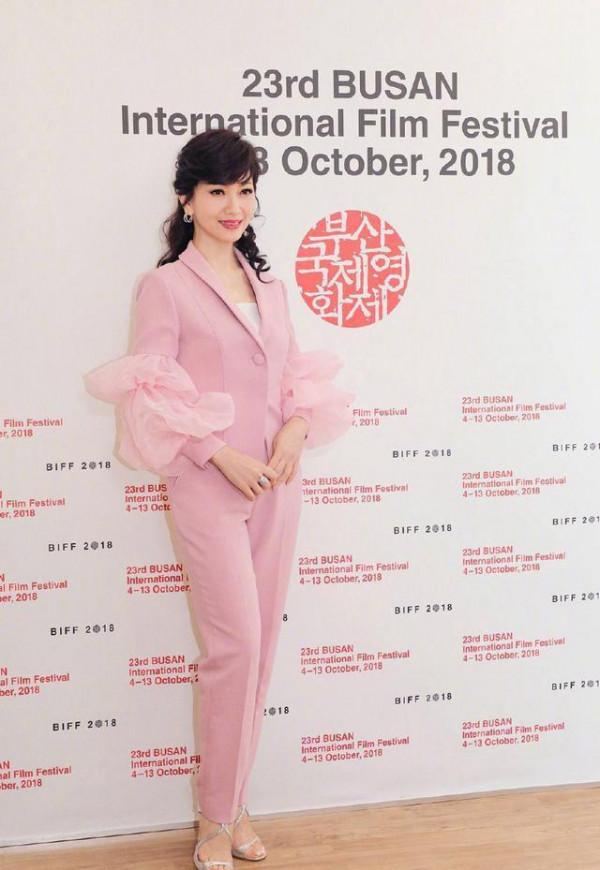 趙雅芝本應該優雅到老，卻偏偏扮嫩，穿得像個老妖精