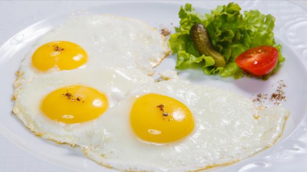 雞蛋別炒著吃，教你一個新吃法，往鍋裡一倒，個個鼓大泡，真美味