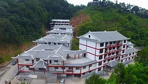 老農金絲楠木屋被估價8億，最後卻以100萬成交，兒子今窮得打光棍