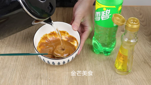 調花生醬，只放水放油是大錯，學會這一招，和飯店裡調得一樣好吃