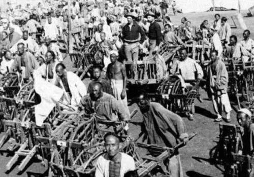 12歲少年被賣國外，娶白人美女，今後代800多人，形成“中國村”