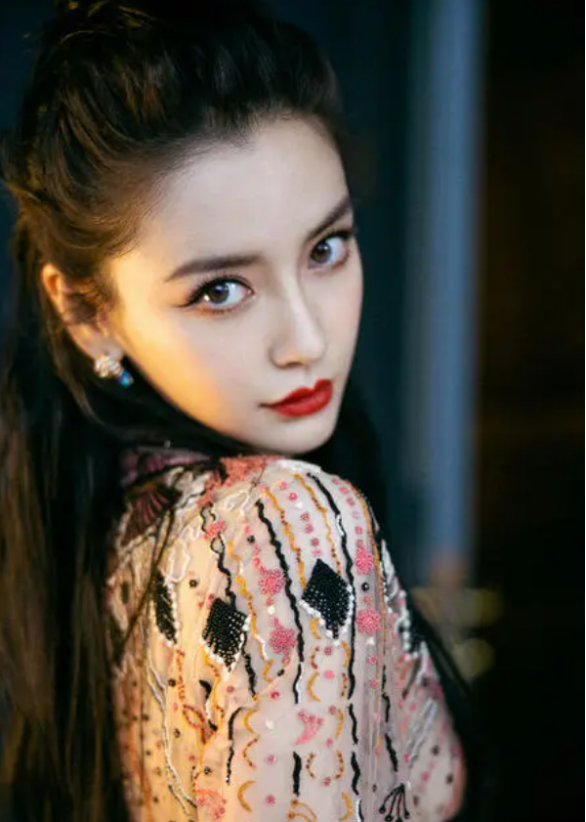 53歲伊能靜穿浴袍出鏡,素顏狀態似少女,大膽承認雙眼皮是割的 53歲伊能靜穿浴袍出鏡,素顏狀態似少女,大膽承認雙眼皮是割的