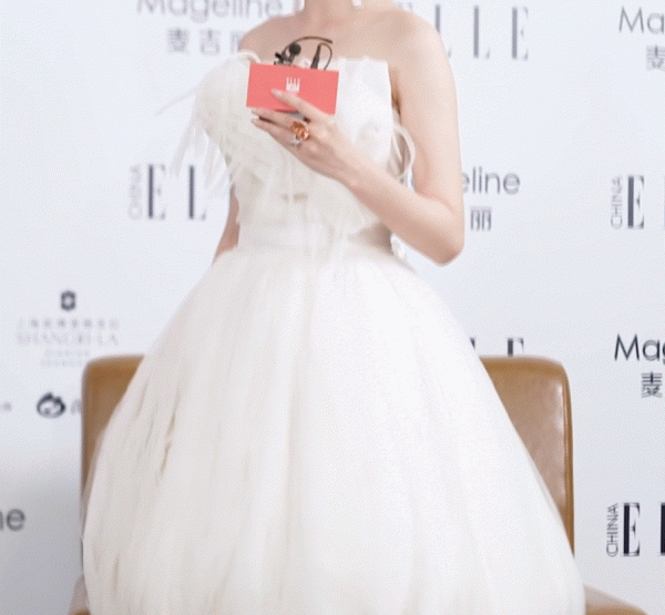 ELLE紅毯:熱巴唐嫣翻車、關曉彤照騙,劉詩詩娜扎變花仙子太驚豔 ELLE紅毯:熱巴唐嫣翻車、關曉彤照騙,劉詩詩娜扎變花仙子太驚豔