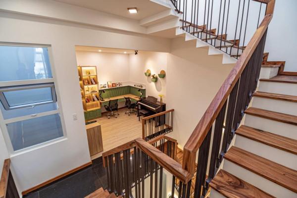 220㎡兩層別墅，上有露臺花園下有入戶庭院，無複雜裝修無比愜意