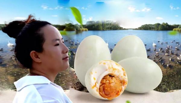 山東大姐海邊養鴨，醃製鹹鴨蛋絕境逢生，如今年收入幾千萬