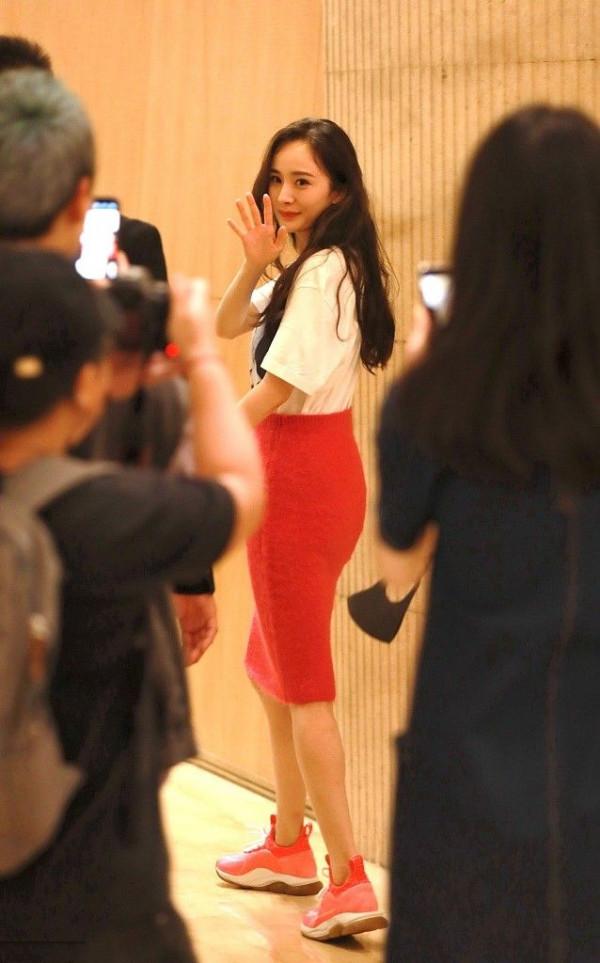 沒打光沒修圖,這才是楊冪的真實樣,臉上膠原蛋白流失手臂肉鬆 沒打光沒修圖,這才是楊冪的真實樣,臉上膠原蛋白流失手臂肉鬆