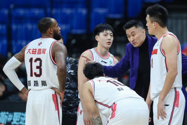 CBA再引爭議，替補席用小暖扇禦寒，第二階段為何不在南方舉辦？