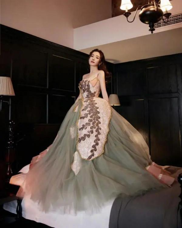 楊冪跨年晚會造型太誇張!定製禮服比走紅毯還隆重造型再次驚豔 楊冪跨年晚會造型太誇張!定製禮服比走紅毯還隆重造型再次驚豔