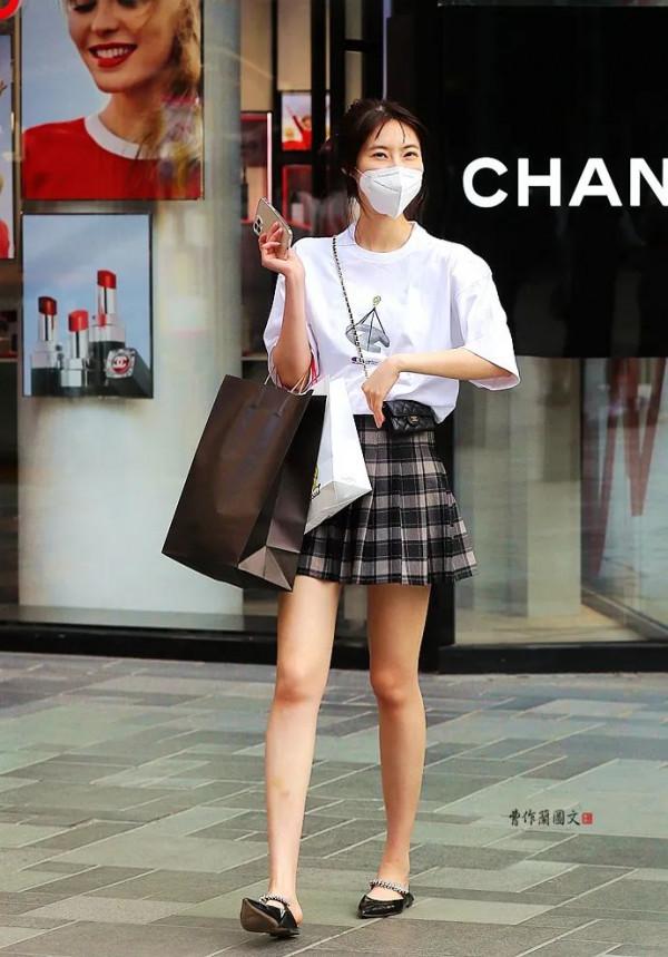 掩飾不住美麗的輕熟風格，女生淺口平底鞋時尚穿搭