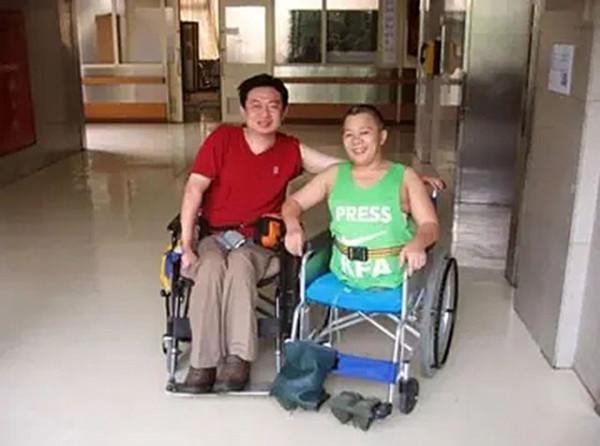 04年彭水林因車禍被“削”為78釐米，妻子不離不棄，今小孫女在手