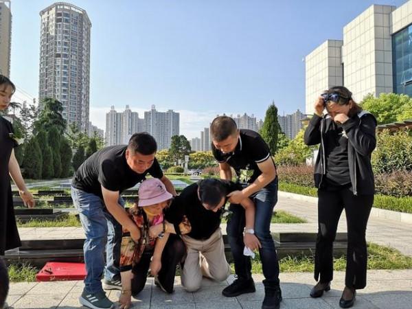 等了64年!弟弟攜家人來烈士陵園看姐姐,年過古稀哭得卻像個孩子 等了64年!弟弟攜家人來烈士陵園看姐姐,年過古稀哭得卻像個孩子