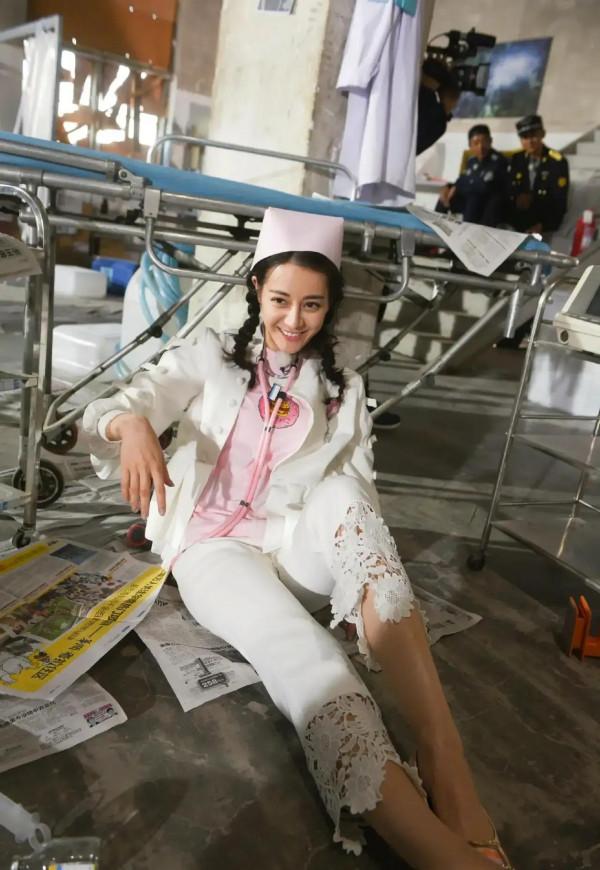 迪麗熱巴和楊穎護士裝，誰更像護士呢？