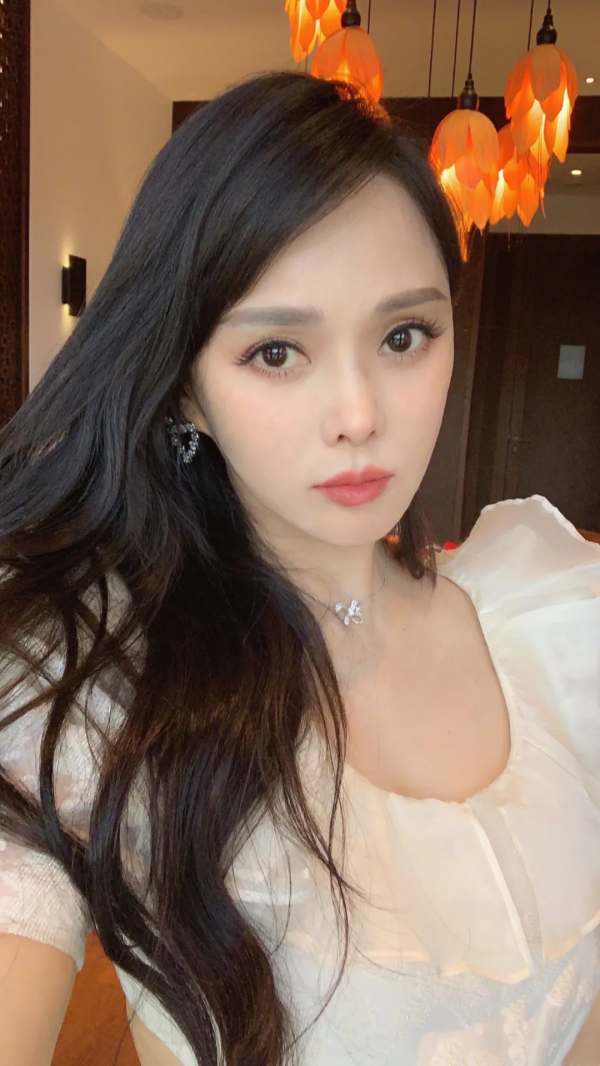 伊能靜終於不“裝嫩”,穿經典黑白配,難怪讓小10歲老公一臉寵溺 伊能靜終於不“裝嫩”,穿經典黑白配,難怪讓小10歲老公一臉寵溺